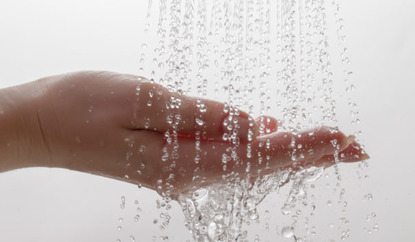 Vatten som rinner på en hand.