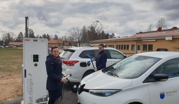 Stihna Johansson Evertsson, kommunalråd Högsby kommun, och Lars Rosander, kommunalråd Hultsfreds kommun, laddar en elbil.