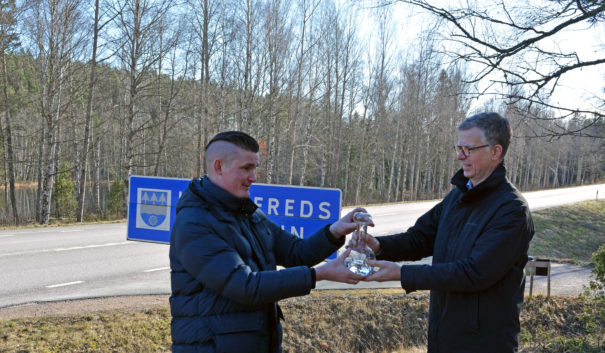 Niklas Gustafsson, vice ordförande i miljö- och byggnadsnämnden lämnar över karaffen till Johan Svenson, vice ordförande i ÖSK.s direktion.